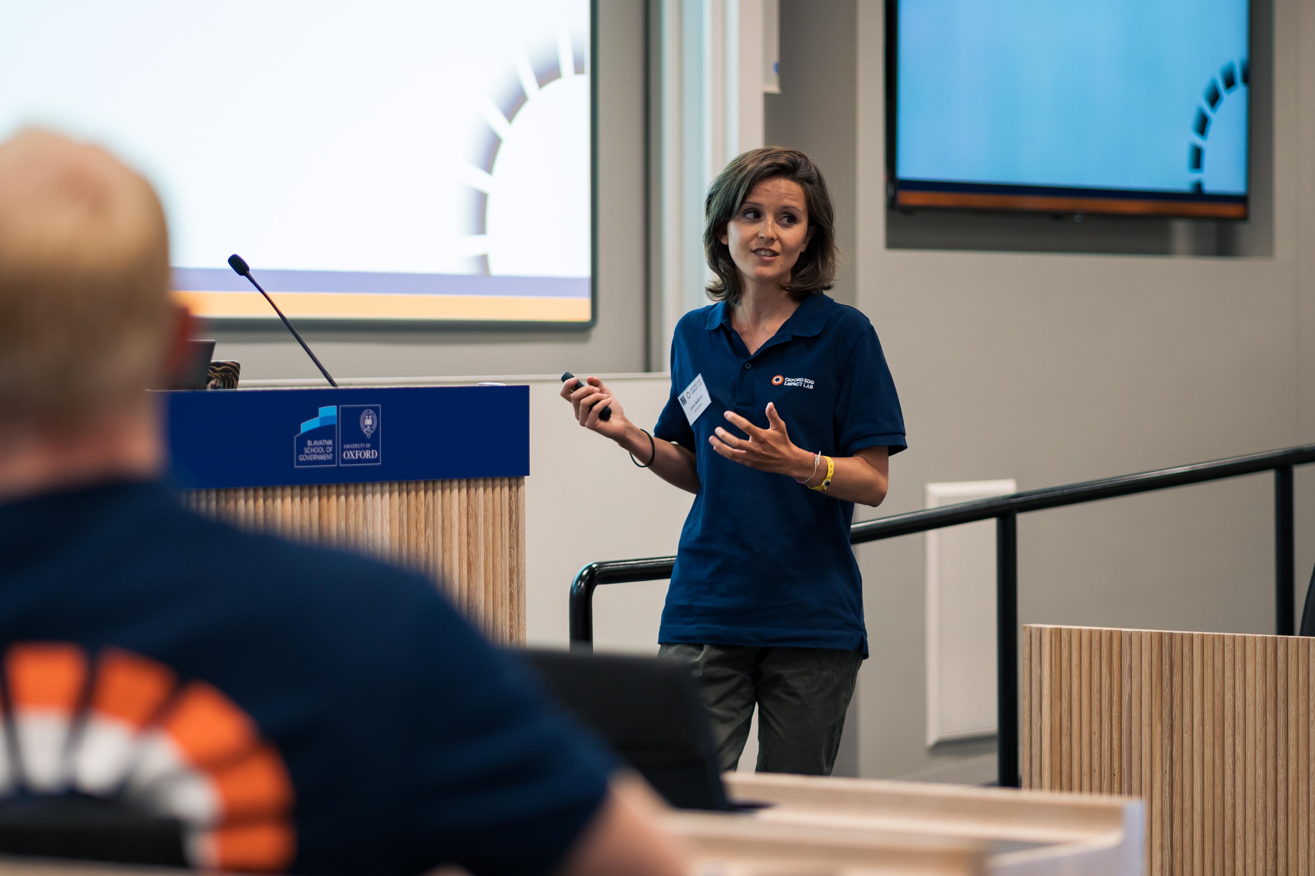 Laura Ballerini presenting in a lecture theatre