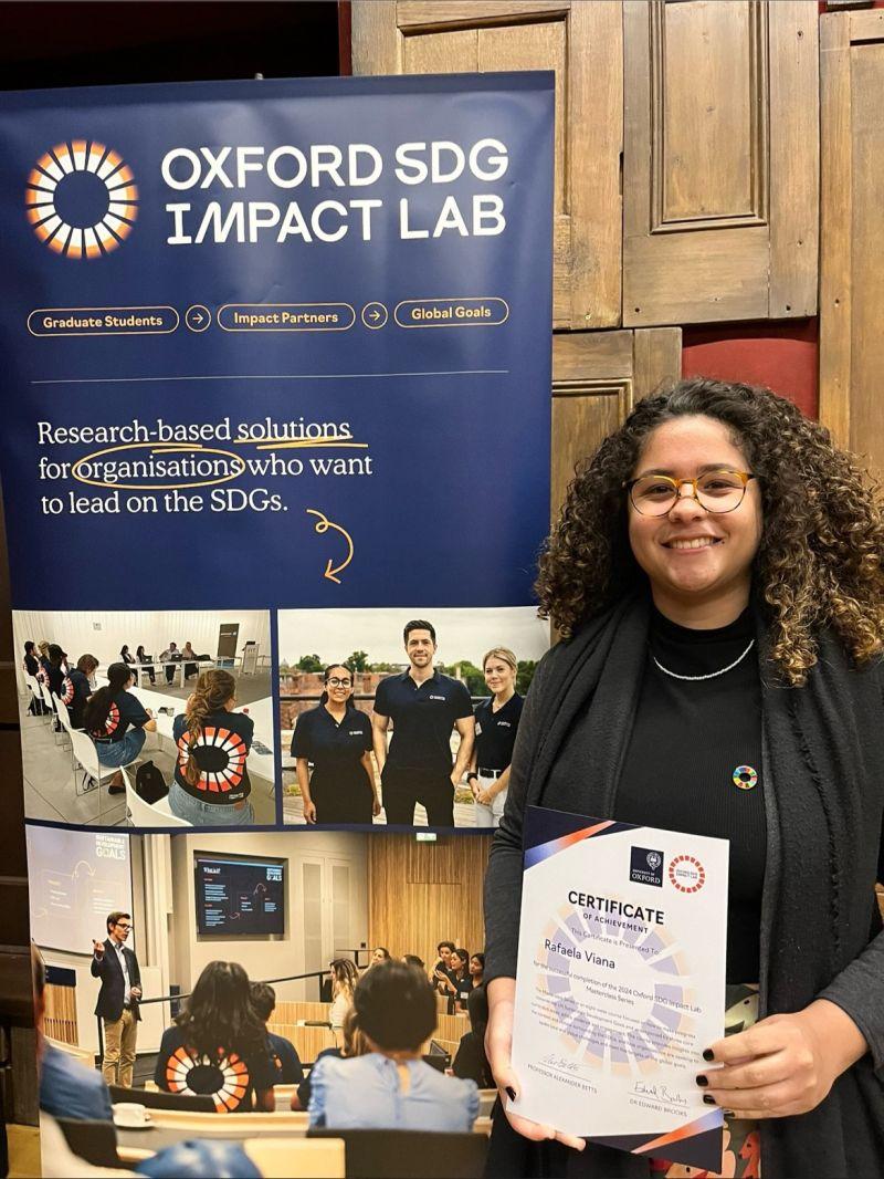 Rafaela Viana smiling holding her Lab Masterclass certificate